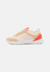 Tommy Hilfiger RUNNER WITH HEEL DETAIL Trainers sugarcane БЕГУНЫ С ДЕТАЛЯМИ НА КАБЛУ Кроссовки сахарный тростнк