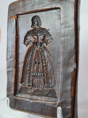 Панно винтажное рельефное RR в коричневых тонах "Дама в платье", дерево, 15,5 x 11 x 1,5 см, Германия, 1960-70гг.