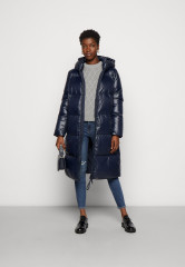 Tommy Hilfiger SORONA PADDED LOGO MAXI Winter coat desert sky SORONA PADDED LOGO MAXI Зимнее пальто небо пустыни