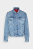 Tommy Hilfiger TOMMY HILFIGER X SHAWN MENDES TRUCKER JACKET HERO IND UNISEX Denim jacket hero indigo TOMMY HILFIGER X SHAWN MENDES TRUCKER JACKET HERO IND UNISEX Джинсовая куртка герой индиго