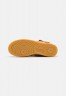 Nike Sportswear AIR FORCE 1 MID #x27;07 WB Sneaker high flax/wheat/light brown/black/team gold AIR FORCE 1 MID #x27;07 WB Высокие кроссовки женские лен/пшеница/светло-коричневый/черный/золотая команда