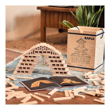 KAPLA KAPLA Holzplattchen im Holzkasten mit Tragegriffen und rotem Kunstbuch Деревянные тарелки KAPLA в деревянном ящике с ручками для переноски и красная художественная книга