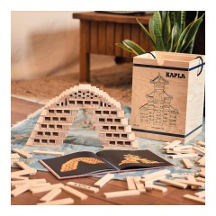 KAPLA KAPLA Holzplattchen im Holzkasten mit Tragegriffen und rotem Kunstbuch Деревянные тарелки KAPLA в деревянном ящике с ручками для переноски и красная художественная книга