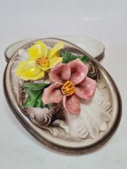 Шкатулка-бонбоньерка винтажная Bassano Italy, бело-серый фарфор с красно-желтым цветочным декором, ручная работа, 13,5 x 8,5 x 12 см, Италия, 1960-70гг.