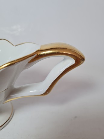 Ceramiche Piemontesi Фарфоровый белый соусник с рельефным позолоченным краем и ручкой, 8см х 9см, 1960-70гг.