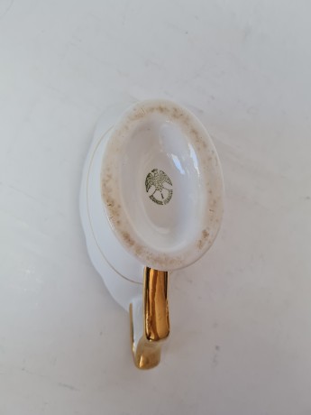 Ceramiche Piemontesi Фарфоровый белый соусник с рельефным позолоченным краем и ручкой, 8см х 9см, 1960-70гг.