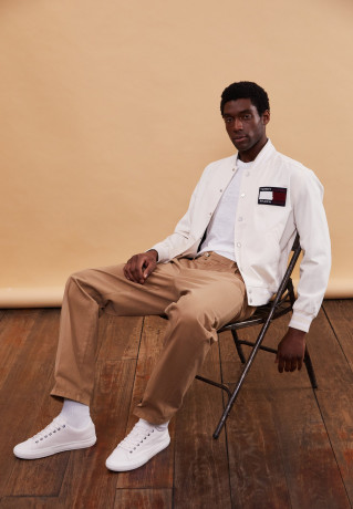 Tommy Hilfiger TOMMY HILFIGER X SHAWN MENDES COTTON VARSITY BOMBER EXCLUSIVE UNISEX Bomber Jacket weathered white TOMMY HILFIGER X SHAWN MENDES ХЛОПКОВАЯ КУРТКА-БОМБЕР ЭКСКЛЮЗИВ УНИСЕКС Куртка-бомбер выветрившийся белый