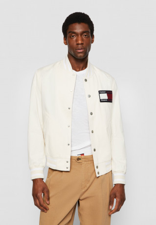 Tommy Hilfiger TOMMY HILFIGER X SHAWN MENDES COTTON VARSITY BOMBER EXCLUSIVE UNISEX Bomber Jacket weathered white TOMMY HILFIGER X SHAWN MENDES ХЛОПКОВАЯ КУРТКА-БОМБЕР ЭКСКЛЮЗИВ УНИСЕКС Куртка-бомбер выветрившийся белый