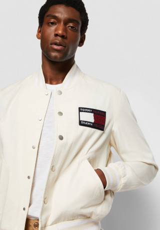 Tommy Hilfiger TOMMY HILFIGER X SHAWN MENDES COTTON VARSITY BOMBER EXCLUSIVE UNISEX Bomber Jacket weathered white TOMMY HILFIGER X SHAWN MENDES ХЛОПКОВАЯ КУРТКА-БОМБЕР ЭКСКЛЮЗИВ УНИСЕКС Куртка-бомбер выветрившийся белый