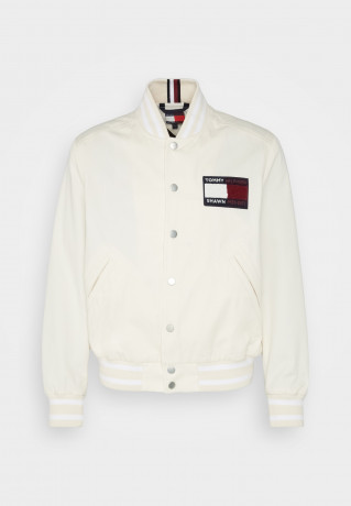 Tommy Hilfiger TOMMY HILFIGER X SHAWN MENDES COTTON VARSITY BOMBER EXCLUSIVE UNISEX Bomber Jacket weathered white TOMMY HILFIGER X SHAWN MENDES ХЛОПКОВАЯ КУРТКА-БОМБЕР ЭКСКЛЮЗИВ УНИСЕКС Куртка-бомбер выветрившийся белый