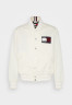 Tommy Hilfiger TOMMY HILFIGER X SHAWN MENDES COTTON VARSITY BOMBER EXCLUSIVE UNISEX Bomber Jacket weathered white TOMMY HILFIGER X SHAWN MENDES ХЛОПКОВАЯ КУРТКА-БОМБЕР ЭКСКЛЮЗИВ УНИСЕКС Куртка-бомбер выветрившийся белый