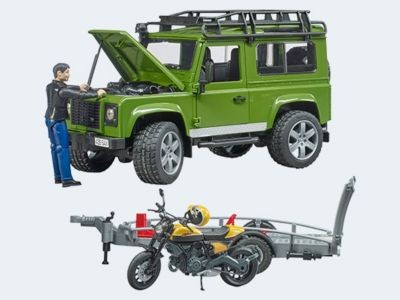 Bruder Land Rover Defender mit Anhanger Scrambler Ducati Full Trottle mit Fahrer Land Rover Defender с прицепом Scrambler Ducati Full Trottle с водителем