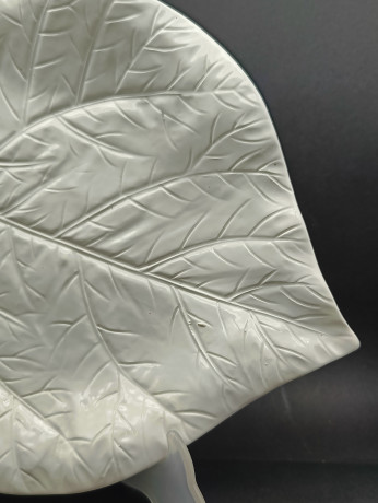 Фруктовница винтажная большая Bassano в форме листа, керамика, 31.5 х 4 см, Италия, 1960-69гг.