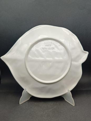 Фруктовница винтажная большая Bassano в форме листа, керамика, 31.5 х 4 см, Италия, 1960-69гг.