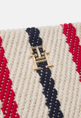 Tommy Hilfiger CITY SUMMER POUCH Clutch corporate stripes CITY SUMMER POUCH Сумка-клатч корпоративные полосы