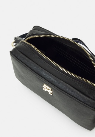 Tommy Hilfiger LIFE CAMERA BAG Across body bag black LIFE CAMERA BAG Сумка через плечо черный