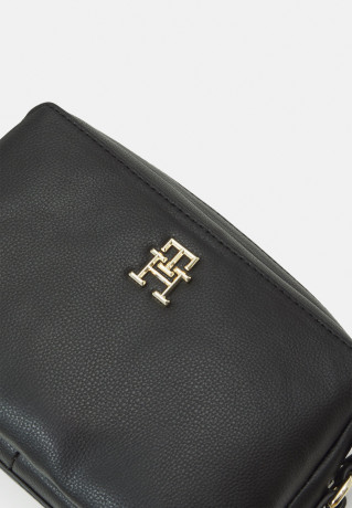 Tommy Hilfiger LIFE CAMERA BAG Across body bag black LIFE CAMERA BAG Сумка через плечо черный