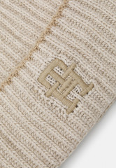 Tommy Hilfiger FESTIVE LUXE BEANIE POMPOM Beanie oat milk FESTIVE LUXE BEANIE POMPOM Шапочка овсяное молоко