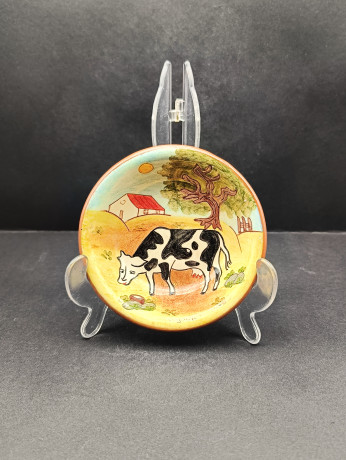 Тарелка декоративная винтажная Mamuel Voule Rocha Algawe Portugal "Пасущаяся корова" в пастельных тонах, в стиле наив, керамика, 12.5 см, Португалия, 1970-80гг.