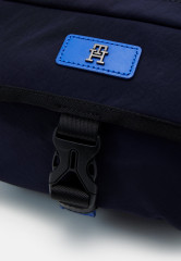 Tommy Hilfiger MODERN UTILITY REPORTER UNISEX Across body bag space blue MODERN UTILITY REPORTER UNISEX Сумка через плечо космический синий