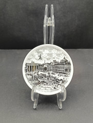 Тарелка декоративная винтажная HLR Berlin "Бранденбургские ворота и площадь. 1930", сувенирная, ч/б, фарфор, 10 см, Германия, 1980-90гг.