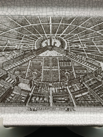 Поднос винтажный Karlsruhe "Карлспуэ в 1715 году", майолика, кракелюр / чб декор, керамика, 30 х 19 см, Германия, 1970-80гг.