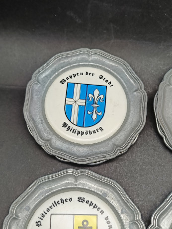 Набор тарелок винтажных DBGM "Герб Райнхайма", "Герб Буттенхайма", "Герб Филипсбурга", "Герб Кирлаха",  "Герб общины Райнхаузен",  "Герб города Оберхаузен", олово, 6 шт, 10 см, Германия, 1970-80гг.