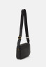 Tommy Hilfiger PREMIUM CAMERA BAG UNISEX Across body bag black PREMIUM CAMERA BAG UNISEX Сумка через плечо черный