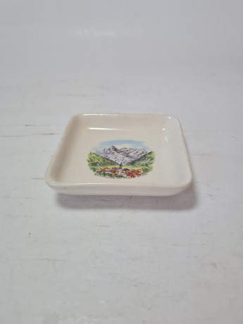 Пепельница винтажная H U Austeria, белый фарфор с изображением Шрунса в Монте-Карло, 8 x 8 x 2 см, Германия, 1960-70гг.