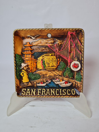 Резная разноцветная картина из дерева винтажная "Сан-Франциско" SNCO, 15,5 x 15,5 x 1,5 см, США, 1960-70гг.
