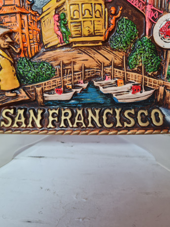 Резная разноцветная картина из дерева винтажная "Сан-Франциско" SNCO, 15,5 x 15,5 x 1,5 см, США, 1960-70гг.