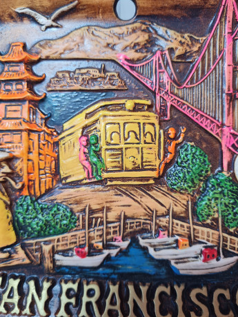 Резная разноцветная картина из дерева винтажная "Сан-Франциско" SNCO, 15,5 x 15,5 x 1,5 см, США, 1960-70гг.