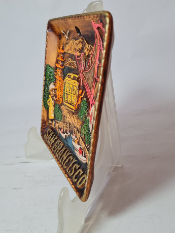 Резная разноцветная картина из дерева винтажная "Сан-Франциско" SNCO, 15,5 x 15,5 x 1,5 см, США, 1960-70гг.