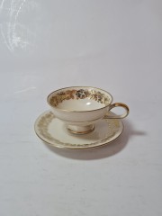 Bavaria Винтажная чайная пара с обильным позолоченным узором по краю и рисунком букета цветов, Германия, 1960-70гг.