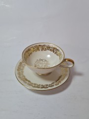 Bavaria Винтажная чайная пара с обильным позолоченным узором по краю и рисунком букета цветов, Германия, 1960-70гг.