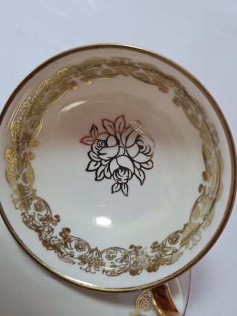 Bavaria Винтажная чайная пара с обильным позолоченным узором по краю и рисунком букета цветов, Германия, 1960-70гг.