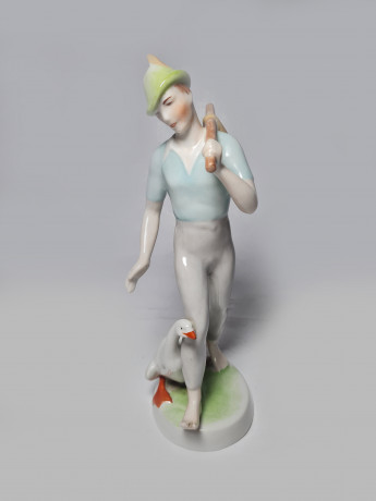Hollohaza Porcelain Manufactory Бело-голубая фарфоровая статуэтка "Молодой человек с гусем", 22 x 10см, Венгрия, 1949г.