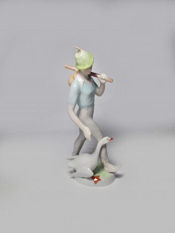 Hollohaza Porcelain Manufactory Бело-голубая фарфоровая статуэтка "Молодой человек с гусем", 22 x 10см, Венгрия, 1949г.