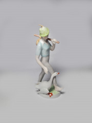 Hollohaza Porcelain Manufactory Бело-голубая фарфоровая статуэтка "Молодой человек с гусем", 22 x 10см, Венгрия, 1949г.