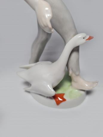 Hollohaza Porcelain Manufactory Бело-голубая фарфоровая статуэтка "Молодой человек с гусем", 22 x 10см, Венгрия, 1949г.