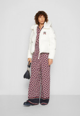 Tommy Hilfiger MONOGRAM BADGE Down jacket ecru ЗНАЧОК С МОНОГРАММОЙ Пуховик экрю