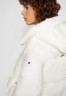 Tommy Hilfiger MONOGRAM BADGE Down jacket ecru ЗНАЧОК С МОНОГРАММОЙ Пуховик экрю