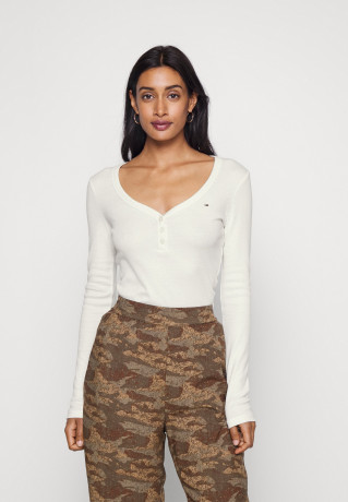 Tommy Hilfiger SLIM HENLEY  Long sleeved top ecru SLIM HENLEY Топ с длинными рукавами экрю