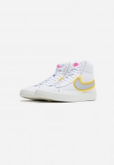 Nike Sportswear BLAZER 77 Sneaker high white/metallic sliver/university gold BLAZER 77 Высокие кроссовки женские белый/серебряный металлик/университетское золото
