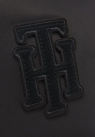 Tommy Hilfiger POPPY CROSSOVER APPLIQUE Across body bag black POPPY CROSSOVER APPLIQUE Сумка через плечо черный