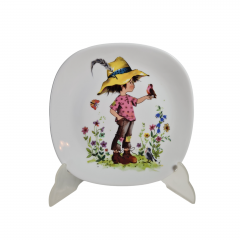 Тарелка декоративная винтажная Schirnding Bavaria, квадратная с ярким изображением ребенка в шляпе, 18,5 x 2 см, Германия,1960-1970гг.