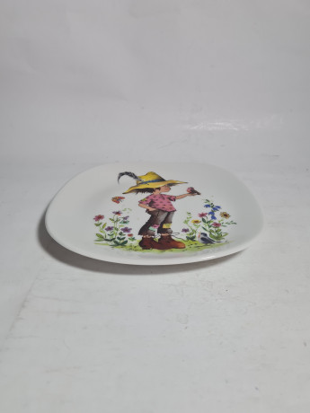 Тарелка декоративная винтажная Schirnding Bavaria, квадратная с ярким изображением ребенка в шляпе, 18,5 x 2 см, Германия,1960-1970гг.