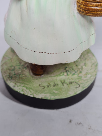 Фигурка винтажная John Sands / Sarah Kay "Девочка с корзиной яблок", керамика, 12 см, Австралия, 1960-70гг.