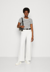 Tommy Hilfiger SLIM CODY  Print T-shirt white/desert sky SLIM CODY Футболка с принтом белое/пустынное небо