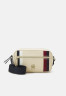 Tommy Hilfiger ICONIC CAMERA BAG CORP Across body bag sugarcane  ICONIC CAMERA BAG CORP — Сумка через плечо сахарный тростник